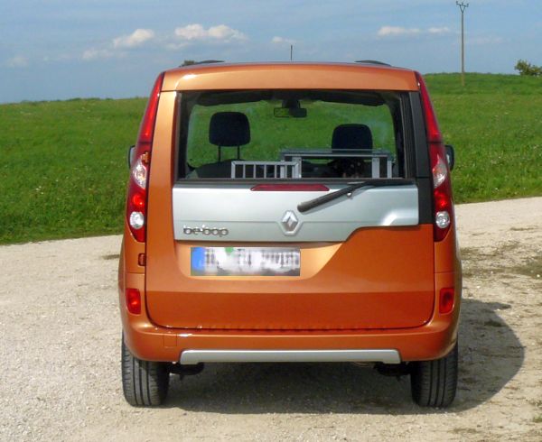 Auf Knopfdruck entledigt sich Rönookanguubiebopp der nervigen Heckscheibe