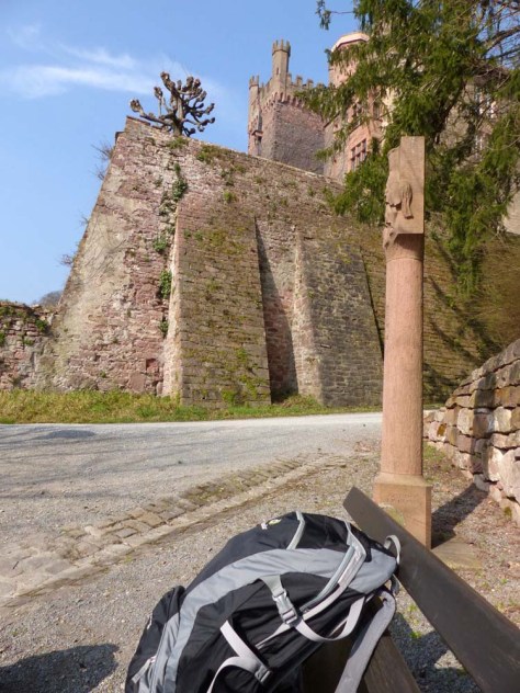 Kurze Rast zu Füßen der Mittelburg