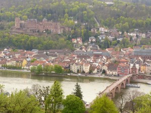 Rückblick auf Schloss und Alte Brücke
