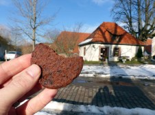 Bio-fairer Schoko-Cookie (links) aus dem Klosterladen (rechts)
