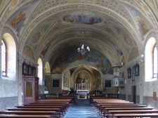 Maximaler Mogno-Kontrast: Kirche in Bignasco