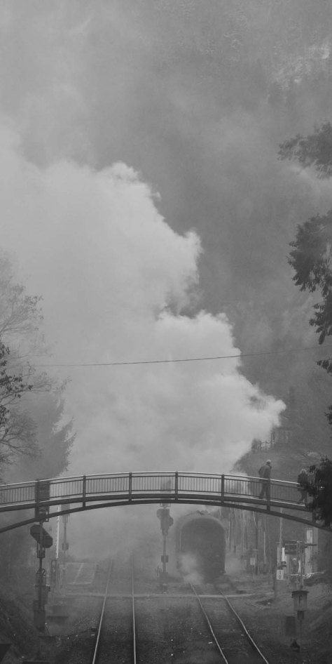 Fußgängersteg mit Schall und Rauch