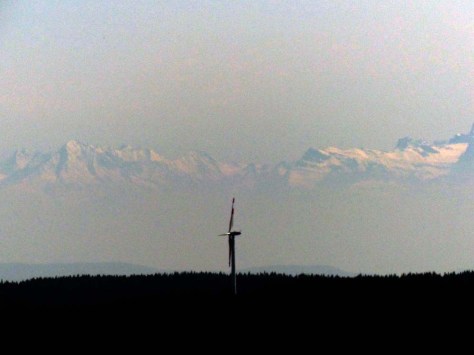 Querweg-6-Alpenblick-mit-Windrad